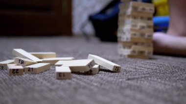 Hands Boy Tahta Blokları Topla ve Geliştirme Oyunu 'nda oyna. Yakın plan