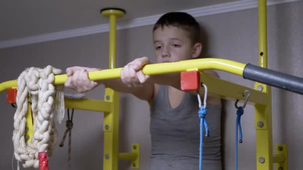 Boy on Swedish Wall Förbereder sig för pull-ups på Horizontal Bar. Uppvärmningsorgan — Stockvideo