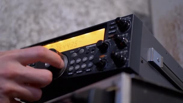 Männliche Hand Tunes Radio Communication Transceiver bei Stationärer Radiostation — Stockvideo