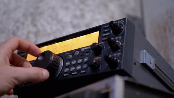 Transceptor de comunicación de radio de Tunes de mano masculina en la estación de radio estacionaria — Vídeo de stock