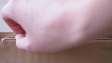 Erkek Eller Para Aldı, Dolar Paralar Kahverengi Deri Cüzdan 'da. Yakın plan.