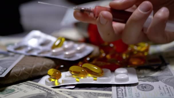 Man Hand segura seringa com sangue no fundo do dólar Bills, Pills — Vídeo de Stock