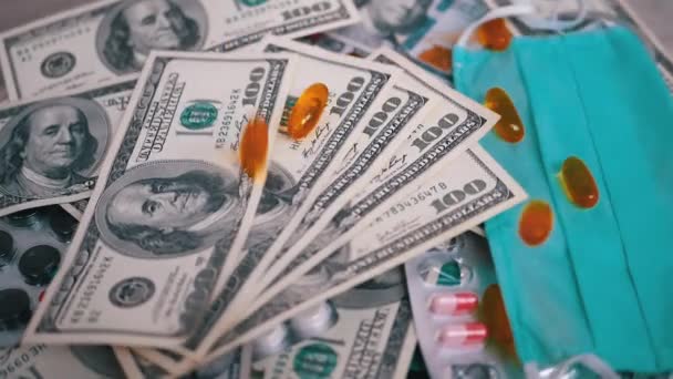 Barevné pilulky Fall on Dollar Bills, Maska. Drahé léky. Lékárna Business — Stock video