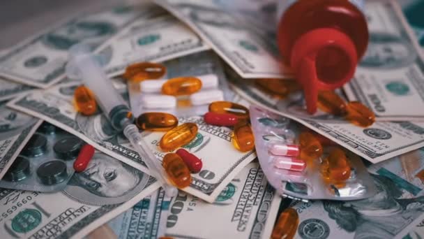 Dollar Paper Bills faller på bordet med pengar, piller, Syringe. Ökade kostnader för narkotika. — Stockvideo