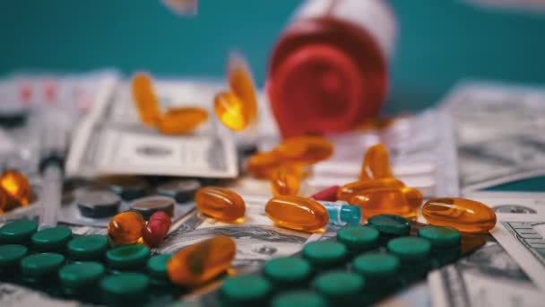 Кольорові таблетки падають на доларові купюри. Дорогі ліки. фармацевтичного бізнесу . — стокове відео