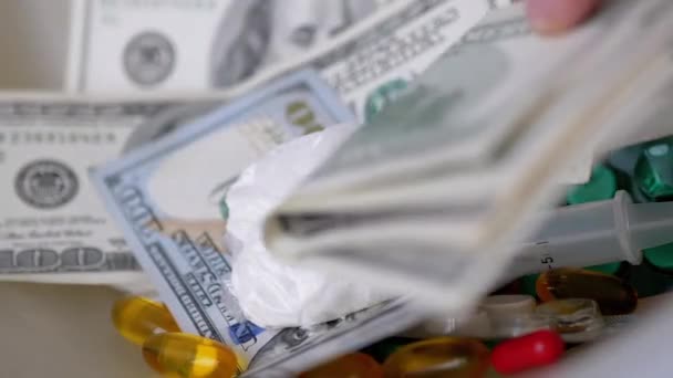 Man Hand compra drogas por dólares, heroína en paquete, pastillas. Cocaína. Primer plano — Vídeos de Stock