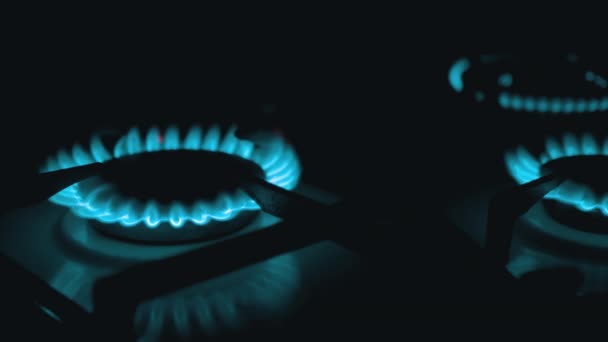 Schalten Sie in der Nacht in der Küche Gasbrenner ein, die mit einer blauen Flamme lodern. Nahaufnahme — Stockvideo