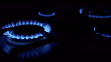 Dört Gaz Yakıcı açık, Mutfakta Gece 'de Mavi Alev ile parlıyor. Yakın plan.