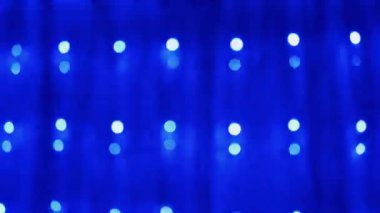 Bir sürü yanıp sönen, yanıp sönen mavi ışıklı perdenin Noel çelengi. 4K