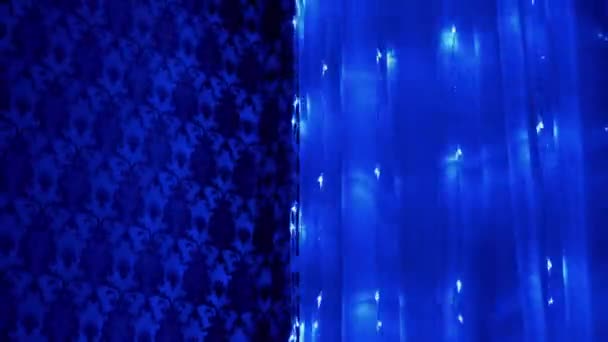 Weihnachtsgirlanden-Wasserfall vieler blinkender, flackernder LED-Lichter am Vorhang. — Stockvideo