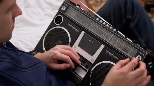 Männchen dreht Knopf eines alten Radios, berührt Skala auf Instrumententafel. Tuning — Stockvideo