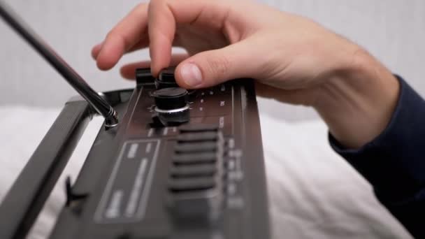Чоловіки Аджусти Частота одержувача старого радіо обертає Ротарі Ноб з пальцями — стокове відео