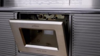 Eski Teyp Kaydı Kasedini Aç, 90 'lı Kaset Ekle, Parmaklarla Kapat