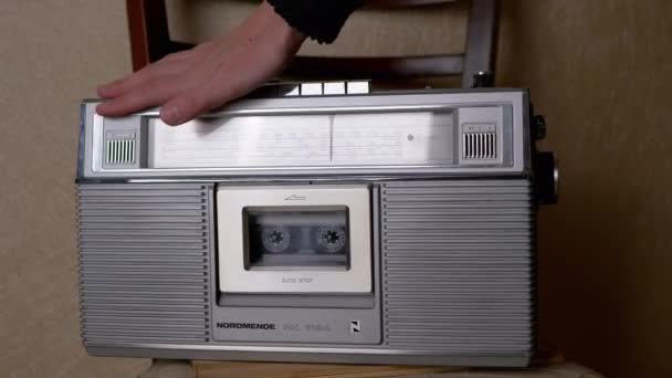 Perempuan Berjalan Jari Sepanjang Dasbor Vintage Penerima dengan Cassette 90s Dalam — Stok Video