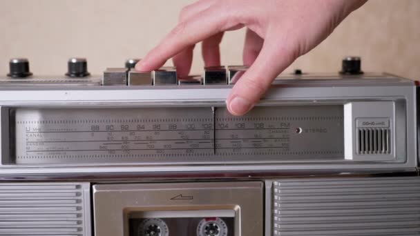 Mão feminina pressiona jogar, parar botões no gravador de fita retro com cassete. 4K — Vídeo de Stock