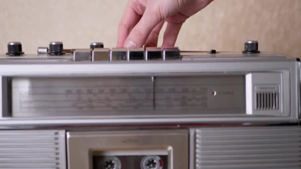 La mano femminile raddrizza l'antenna del ricevitore Vintage grigio con cassetta all'interno — Video Stock