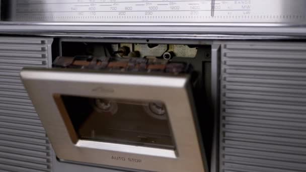 Open Cassette Deck of Old Tape Recorder, Pull Out Cassette dos anos 90 com os dedos. 4K — Vídeo de Stock