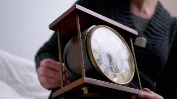 Mains féminines Ajuster l'horloge de table en bois mécanique avec chiffres romains dans Rétro — Video