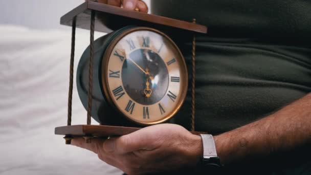 Homme main tient Vintage classique Horloge de table en bois avec chiffres romains. 4K — Video