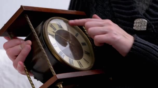 Female Hands Holds Vintage classique Horloge de table en bois avec chiffres romains. Zoom — Video