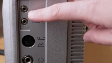 Kulaklık, TV ve mikrofon için Vintage Player 'ın arkasındaki bağlayıcılar. Büyüt