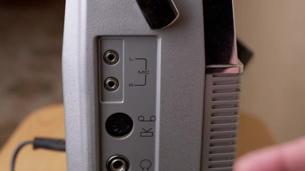 ヘッドフォン、テレビ、マイク用のヴィンテージプレーヤーの背面にあるコネクタ。4K — ストック動画