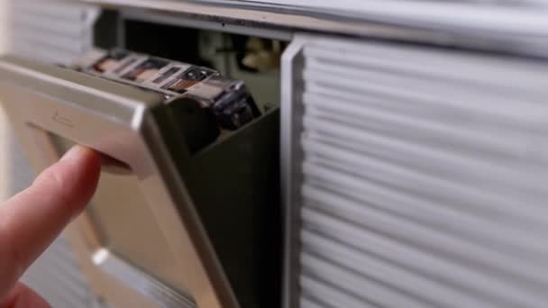 Dito femminile chiude la copertura del registratore di cassette con vecchia cassetta all'interno. Zoom — Video Stock