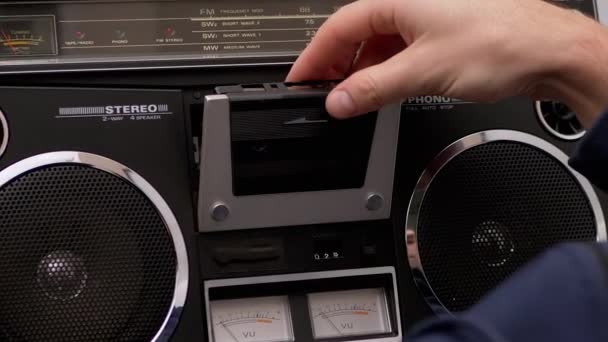 Man handen ingedrukt knop, trok een audio cassette van oude cassette recorder — Stockvideo