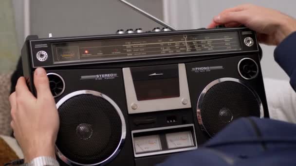 Male Holds Retro Audio Recorder in Hands, Tunes Frequency, Écoute de la musique — Video