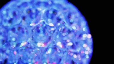 Dönen LED Disko Topu Parlayan Neon Işıkları Karanlıkta. Yakın plan. Bulanık hareket.