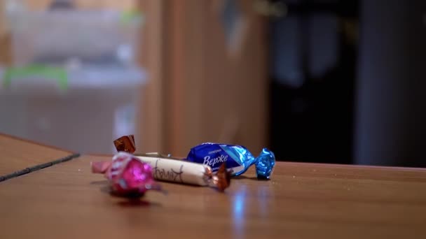 Gray Active British Domestic Cat ruba Candys dal tavolo della sua zampa. 180fps — Video Stock