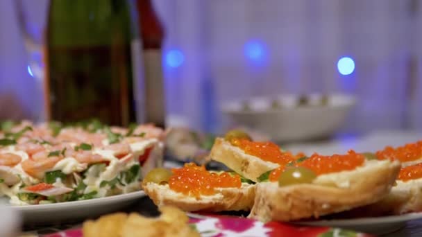 Piatti festivi in tavola: Panini con caviale rosso, Insalata di gamberetti, Champagne — Video Stock