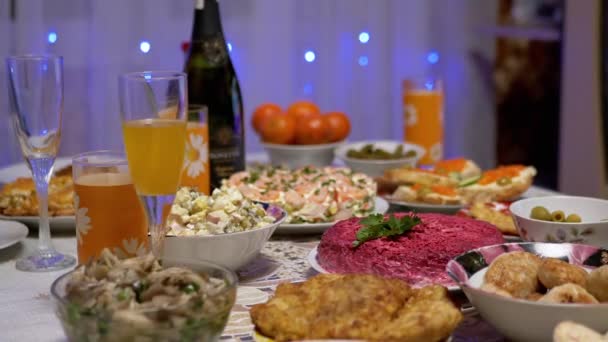 Slavnostní jídla vánočního stolku s tradičním jídlem. Houby, saláty, maso