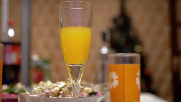 Slavnostní jídla na stole, sklenice dětského šampaňského, salát. 4K. Detailní záběr — Stock video