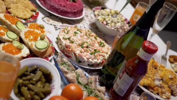 Platos festivos de mesa de Navidad con comida tradicional. Carne, Caviar Rojo, Ensalada — Vídeos de Stock