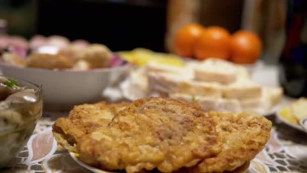 Platos festivos de mesa de Navidad con comida tradicional. Carne, Ensalada, Mandarinas — Vídeo de stock