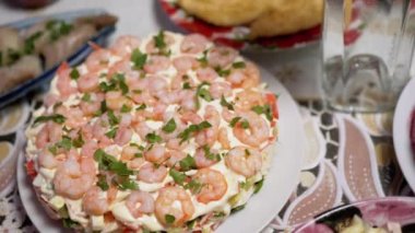 Masadaki Şenlikli Tabaklar: karides salatası, kürk salatası. Balık, Et, Zeytin, Pirzola