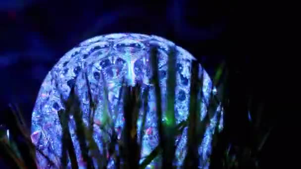 Žhnoucí disco koule, LED projektor v tmě, blikající žárovky. 4K — Stock video
