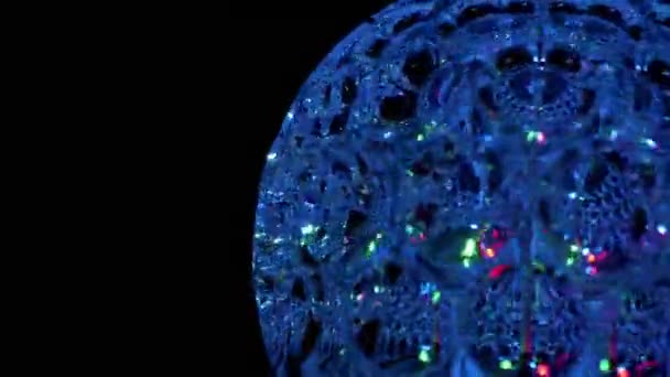 Spinning LED Disco Ball Luci al neon incandescenti al buio. Primo piano. 4K — Video Stock