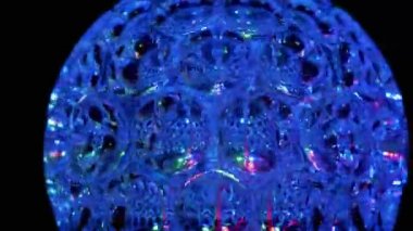 Dönen LED Disko Topu Parlayan Neon Işıkları Karanlıkta. Yakın plan. Büyüt