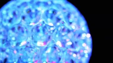 Dönen LED Disko Topu Parlayan Neon Işıkları Karanlıkta. Yakın plan. Bulanık hareket.