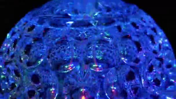旋转LED迪斯科球在黑暗中发出霓虹灯.特写。变焦 — 图库视频影像