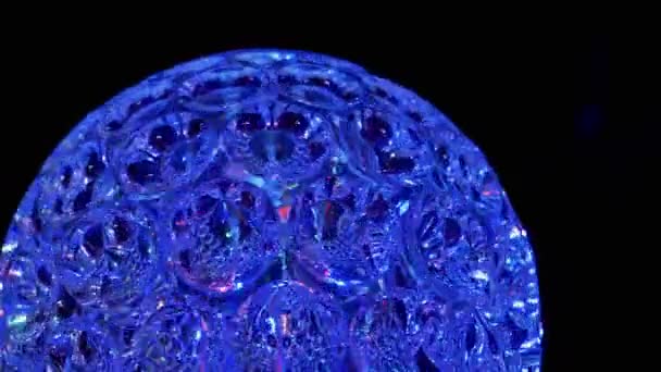 旋转LED迪斯科球在黑暗中发出霓虹灯.特写。变焦 — 图库视频影像