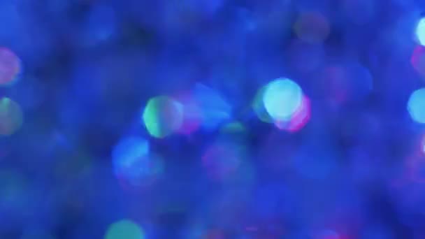 Spinning LED Disco Ball Λαμπερά φώτα νέον σε θολή κίνηση. Ζούμ. Κοντινό πλάνο — Αρχείο Βίντεο