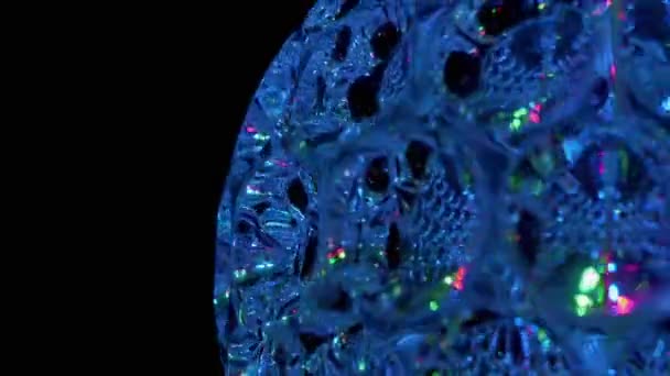 Draaiende LED Disco Ball Gloeiende Neon Lichten in het donker. Een close-up. Zoom — Stockvideo