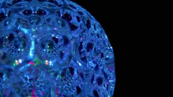 Spinning LED Disco Ball Luzes de néon brilhantes no escuro. Close-up. Zoom — Vídeo de Stock