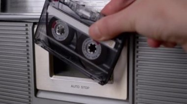 Kadın El, Eski Kaset 90 'ları Gri Vintage alıcısının yakınında döndürüyor. Yakın plan. 4K.