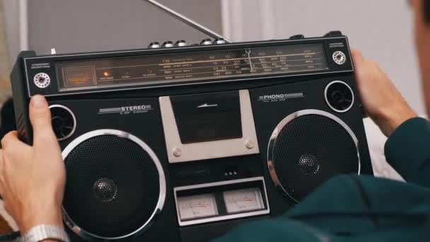 Male Holds Retro Audio Recorder in Hands, Tunes Frequency, Écoute de la musique — Video