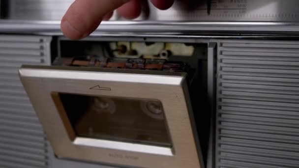 Open Cassette Deck of Old Tape Recorder, Pull Out Cassette dos anos 90 com os dedos. 4K — Vídeo de Stock