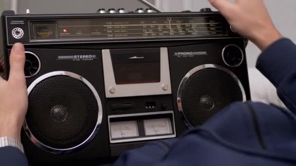 Bouton d'arrêt pressé masculin, sorti une cassette audio de l'enregistreur de bande rétro — Video